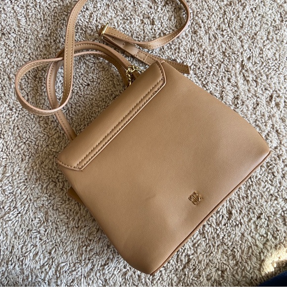 Elegant Tan Leather Handbag - Picture 2 of 4